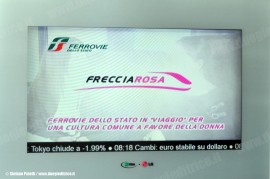 I monitor di Roma Termini con la pubblicità dell'iniziativa "Frecciarosa", promossa da Trenitalia nell'ambito delle iniziative per il mese della salute della donna. (30/09/2010; foto Stefano Patelli/ tuttoTreno)