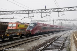 il primo dei 25 AGV realizzati da Alstom per Nuovo Trasporto Viaggiatori; accanto una E 483 dell'impresa ferroviaria Arena Ways. (Trofarello, 28/12/2010; foto Massimo Rinaldi / tuttoTreno)